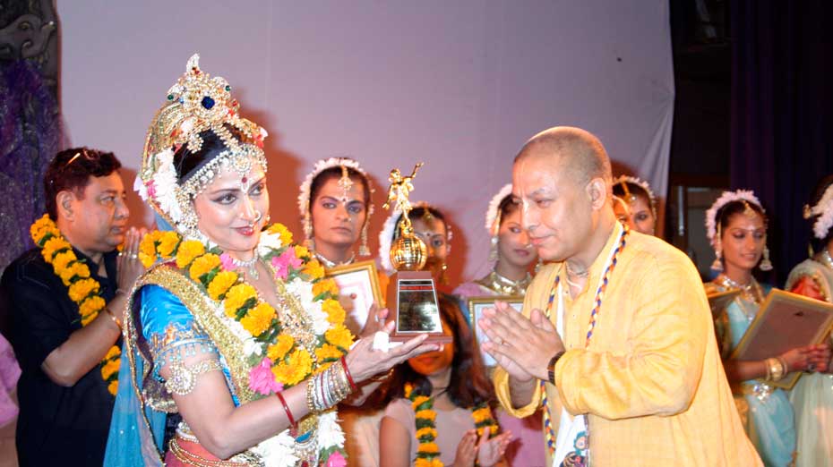 Smt. Hema Malini receiving her award of appreciation from Shri Sura
          Das Prabhu